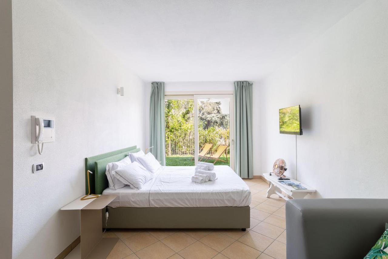 Como Lake Nest - Studio With Garden Tremezzo Eksteriør billede